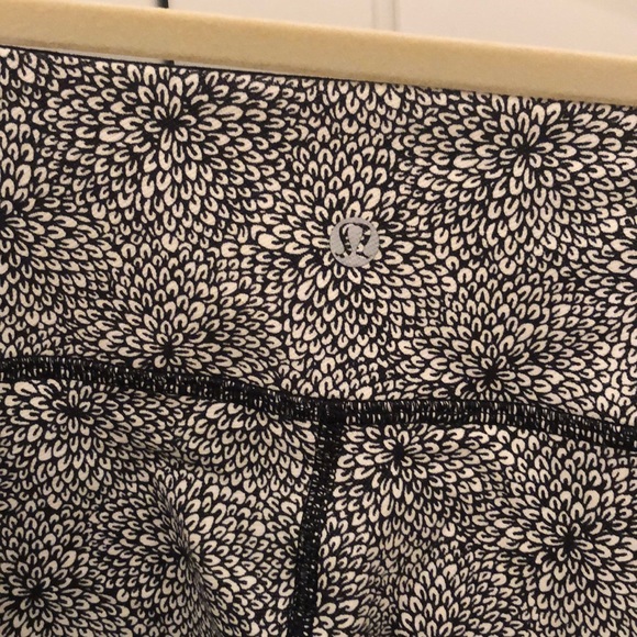 Lululemon leggings size 2 - Picture 3 of 4